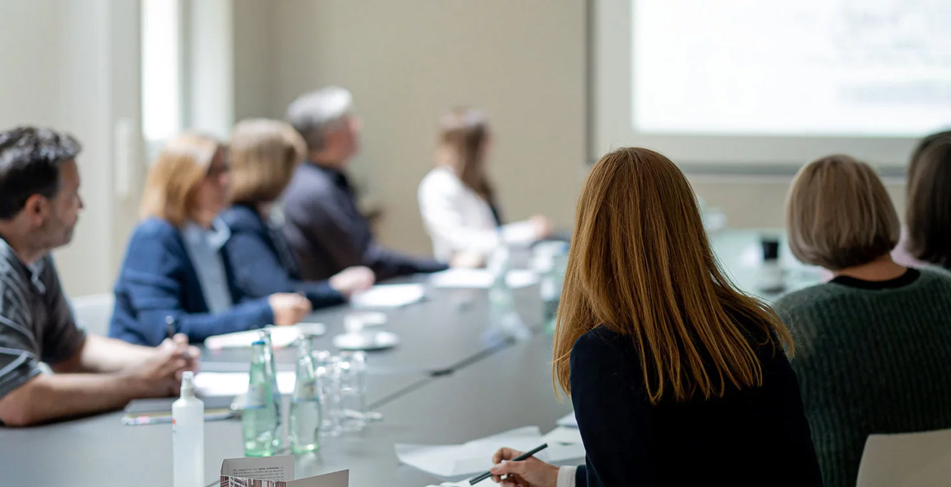 Mitarbeitende von Baues + Partner im Büro